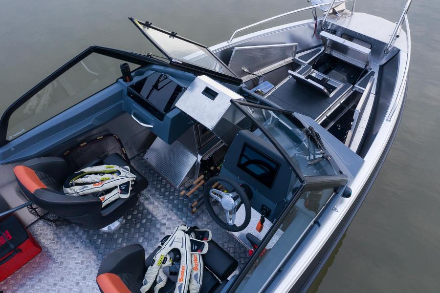 Alumiinivene Buster XL kalastusvarusteltuna – heittotasot keulassa