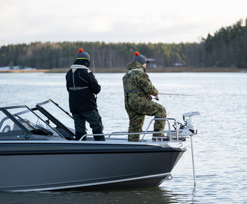 Buster XXL Fish -veneen keulaosa ja keulasähkömoottori asennustelineineen