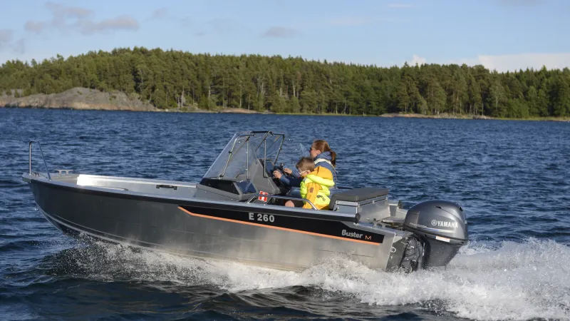 Buster M2 provides protection with a windscreen